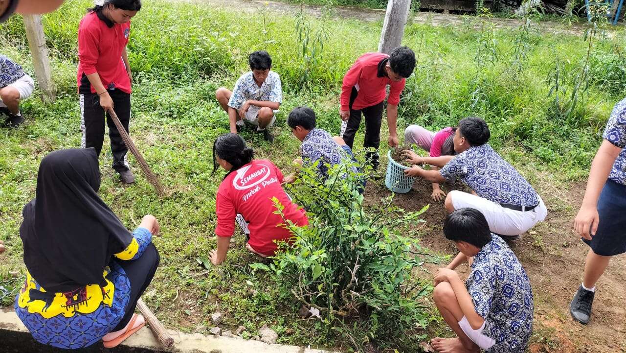 KEGIATAN BERSIH-BERSIH LINGKUNGAN SEKOLAH